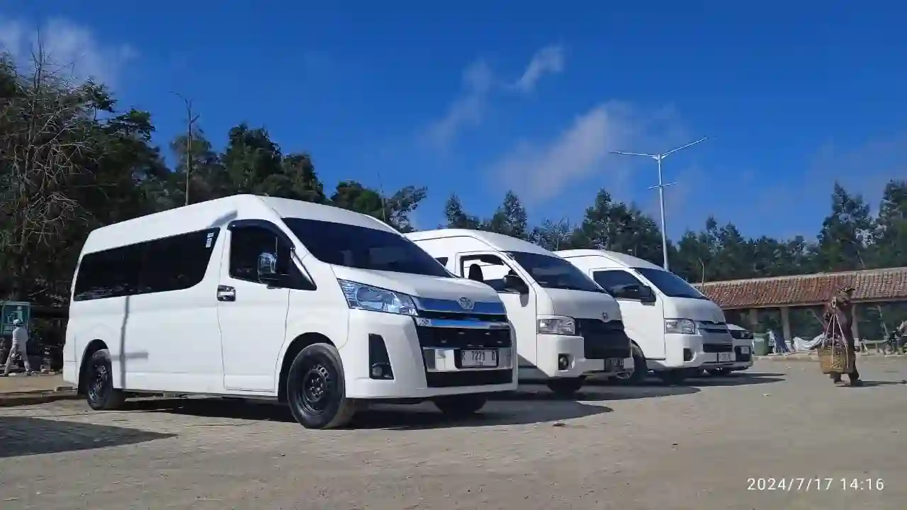 Rental Mobil Purwokerto Dieng Terbaik β Harga All In & Sopir Berpengalaman 2 Armada Hiace Hens Transport siap melayani rute Purwokerto ke Dieng