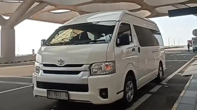 Toyota Hiace Hens Transport melayani penjemputan di Bandara YIA Yogyakarta rute Jakarta.