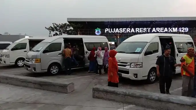 Armada Hiace Hens Transport saat beristirahat di Rest Area KM 429 Tol Trans Jawa rute Jogja Jakarta.