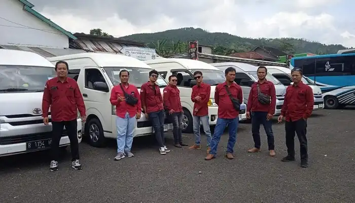 Armada dan sopir jasa rental mobil Purwokerto untuk perjalanan ke Dieng