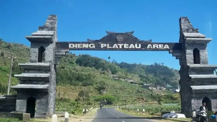 Kondisi rute jalan raya menuju kawasan wisata Dieng Plateau via Wonosobo Banjarnegara