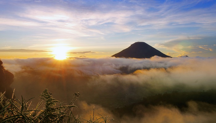 Estimasi waktu perjalanan Purwokerto ke Dieng berapa jam untuk mengejar golden sunrise di Bukit Sikunir