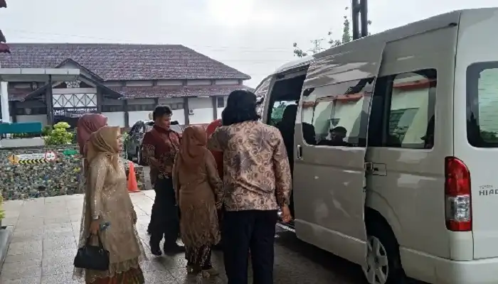 rental hiace purwokerto terpercaya hens transport