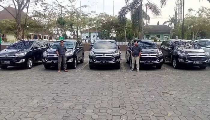 Tim dan garasi operasional Hens Transport di Purwokerto