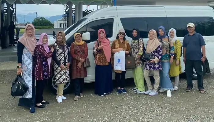 Armada rental hiace premio purwokerto siap menemani perjalanan wisata Hens Transport