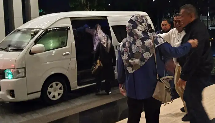 Interior kabin luas dan kapasitas kursi rental hiace commuter purwokerto Hens Transport