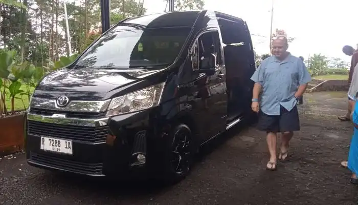 Interior kabin luas dan jok ergonomis rental hiace premio purwokerto Hens Transport