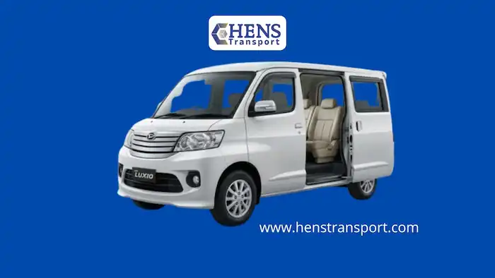 Kabin plafon tinggi dan pintu geser praktis pada unit rental Luxio Purwokerto.