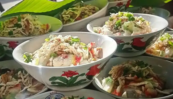Soto Sokaraja legendaris dengan bumbu kacang dan kerupuk cantel khas Purwokerto